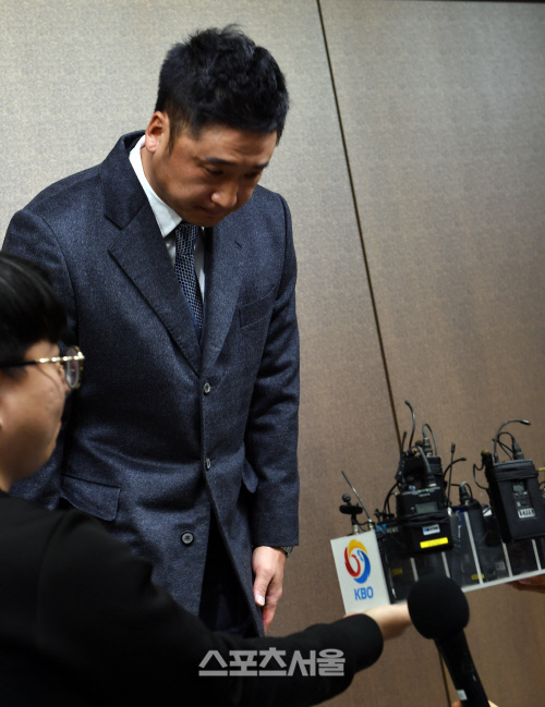 기자회견장 떠나는 이택근, 모든 징계 달게 받겠다[포토]