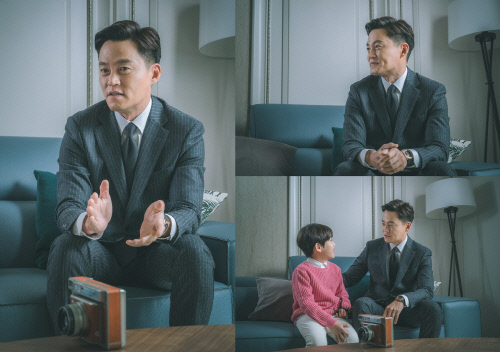 '트랩' 이서진, 첫 스틸 공개…국민앵커 변신