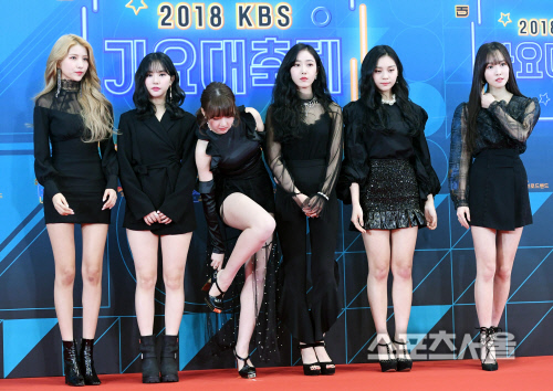 [포토] 여자친구 예린, 하이힐 고쳐 신느라~!