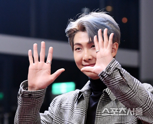 [포토] 방탄소년단( BTS) RM, 양손 검지에 반지~!