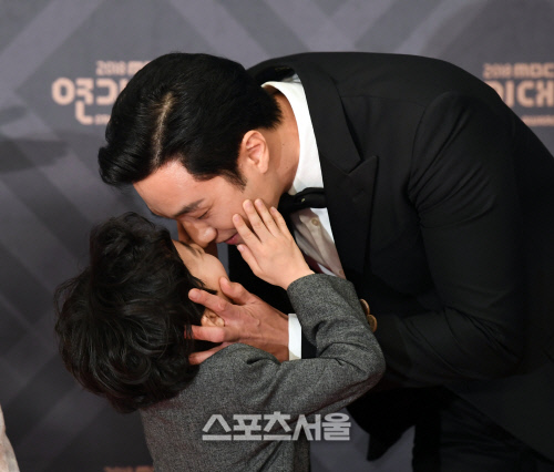 [포토] 소지섭, 김건우에 애정 표현 (MBC 연기대상)