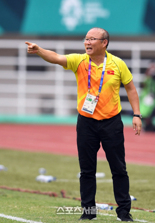 [포토] 작전지시하는 박항서 감독, 베트남은 3-4위전 패배