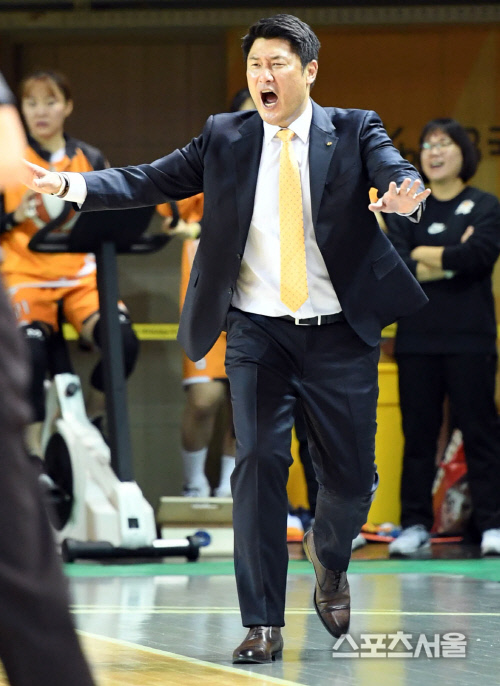 국민은행 안덕수 감독, 잡아~ [포토]