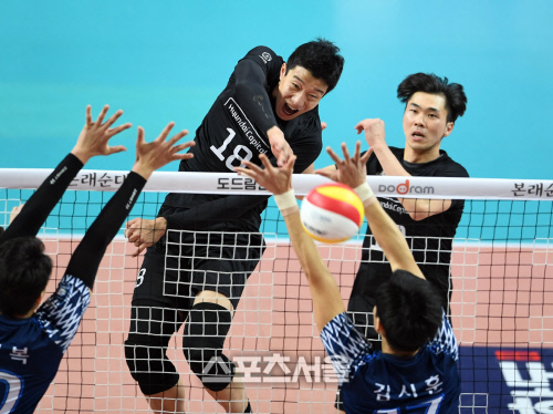 신영석, 몸을 비틀어 공격  [포토]