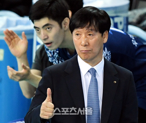 [포토] 우리카드 신영철 감독, 엄지...척~