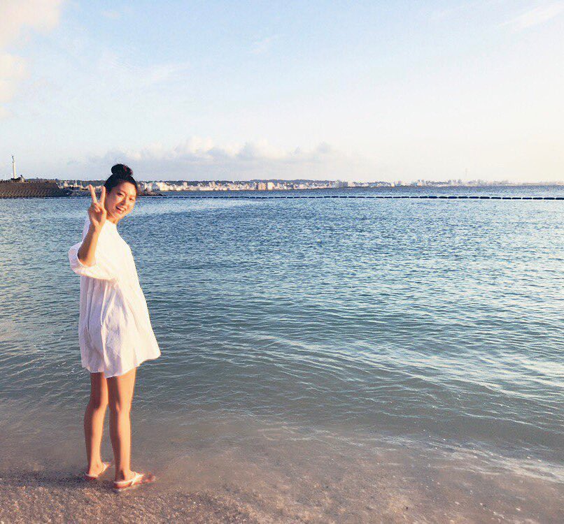 생일 맞은 설현, 흰 셔츠+환한 미소 해변의 여신[★SNS] 