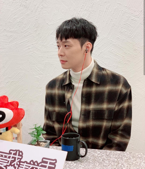 "토끼 모자 착용+미소" 박유천, SNS 라이브로 전한 근황[★SNS]