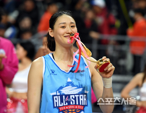 [포토] 강이슬, MVP 트로피에 입맞춤