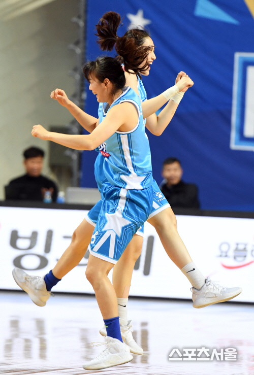 [포토] 득점 세리머니 강이슬-신지현