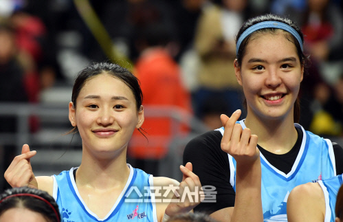 [포토] 강이슬-박지수 \'사랑해요\'