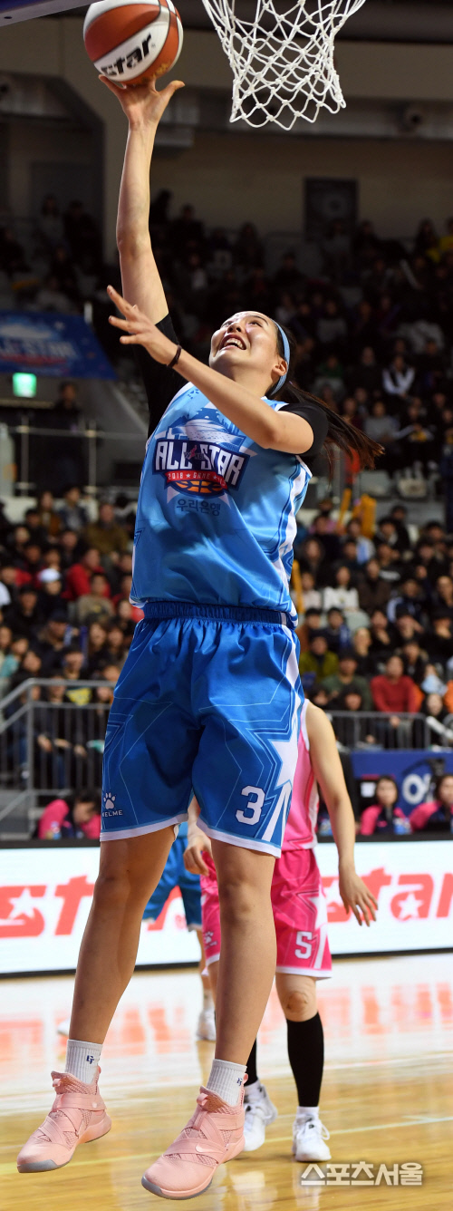 [포토] 박지수 \'가볍게 뛰어서\'