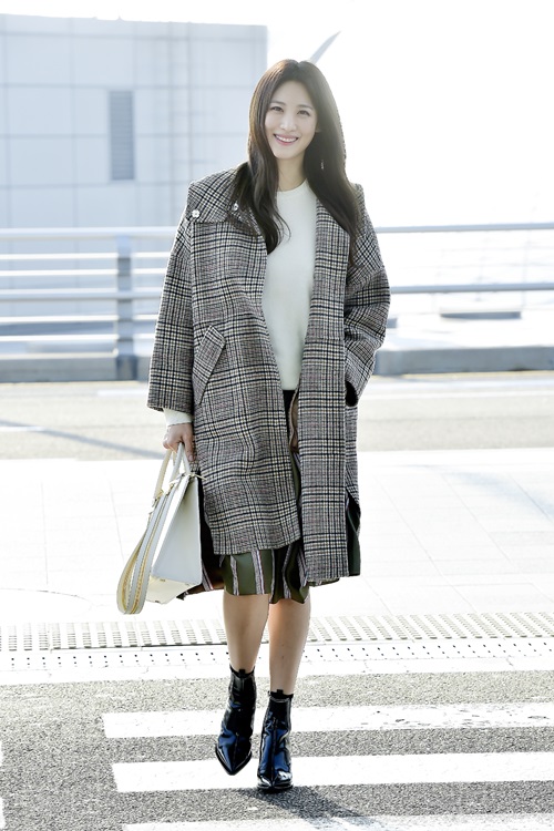 배우 수현, 출국길도 마치 영화 속 한 장면처럼 '공항 런웨이'