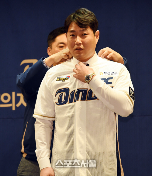 [포토] 125억 사나이 양의지, 'NC 유니폼 잘 어울리나요?'