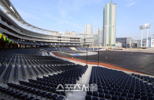 [포토] 완공 앞둔 '창원NC파크', '야구 개막이 기다려진다'