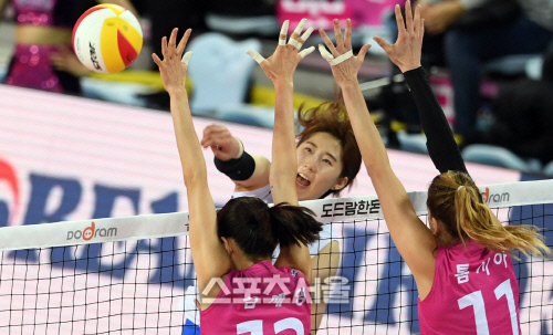 도로공사박정아,수비를피해![포토]