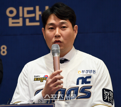 [포토] 양의지 \'군대 동기인 원종현 공 받아보고 싶다\'