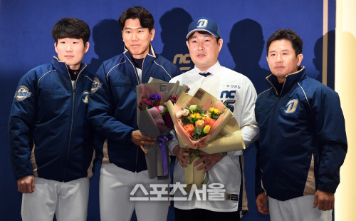 [포토] 양의지, 동료 공룡맨들과 함께