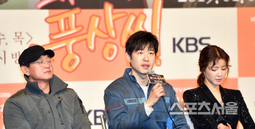 질문에 답하는 \'왜그래 풍상씨\'   유준상[포토]