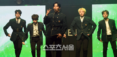 원어스 래퍼 이도..라이트어스, 데뷔 무대! [포토]