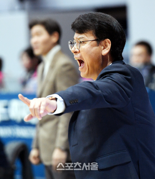 [포토] OK저축은행 정상일 감독, 놓치지말아~!