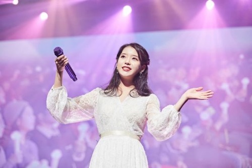 아이유, 제주서 10주년 피날레 콘서트…이효리 이상순 깜짝 게스트 출연