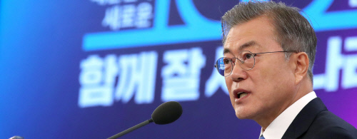 '경제'에 방점 찍힌 文 대통령 신년 기자회견, "체감할 수 있는 성과내야"