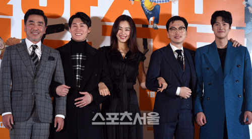 [포토] 류승룡-진선규-이하늬-이동휘-공명, 팔짱 끼고 다정다감