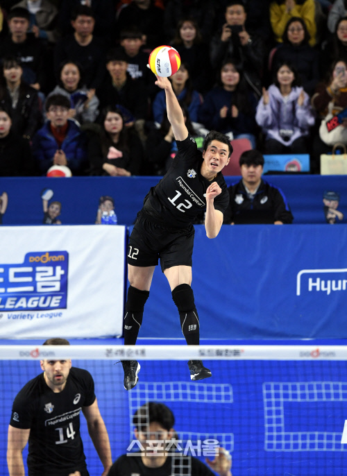 [포토] 현대캐피탈 전광인, 시선집중의...파워 서브!