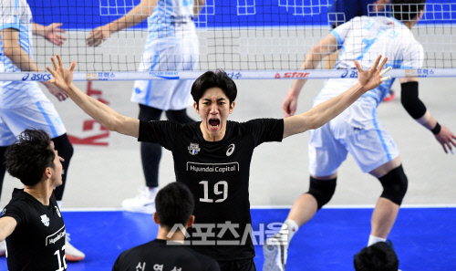[포토] 현대캐피탈 김재휘, 짜릿한...블로킹 득점!