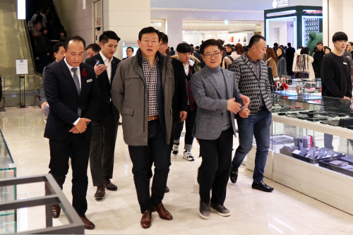 신동빈 회장,  새해 첫 현장 경영 행보 '롯데百 인천터미널점' 찾은 배경은?