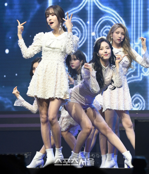 여자친구 '화려한 무대'로 컴백[포토]