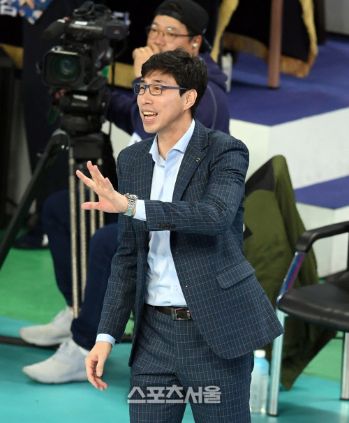 [포토] 김세진 감독 \'침착하게\'