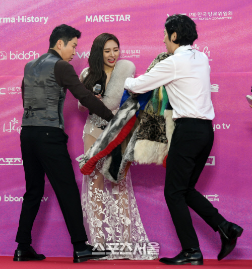 [포토] 한초임에 옷 건네는 김희철 (서울가요대상)