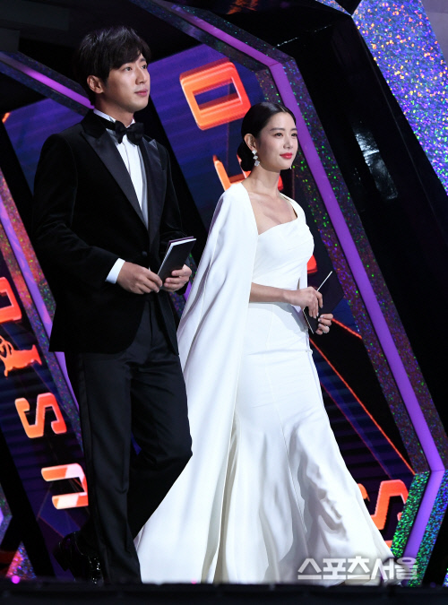 [포토] 이상엽-클라라, 서울가요대상 본상 발표합니다~!