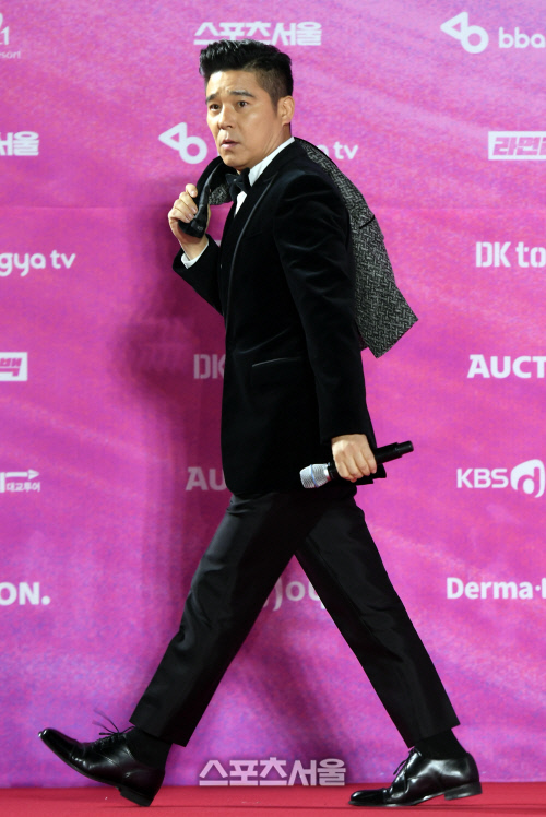 [포토] 임창정 '의상 바꿔 입고 재입장' (서울가요대상)