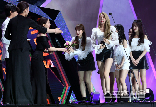 [포토] 여자친구, 댄스퍼포먼스상 트로피를~!