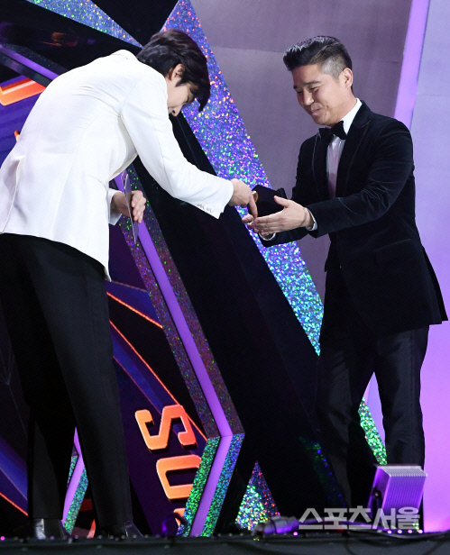 [포토] 임창정, 발라드 부문 상을 거머쥐며~!