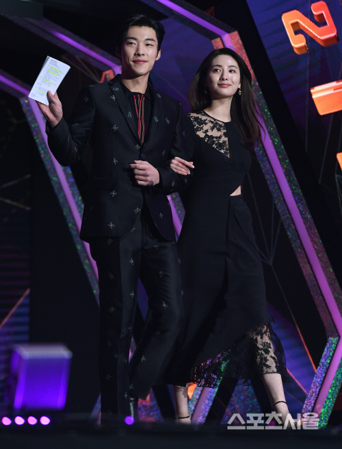 [포토] 우도환-나나, 경쾌한 시상 커플~!