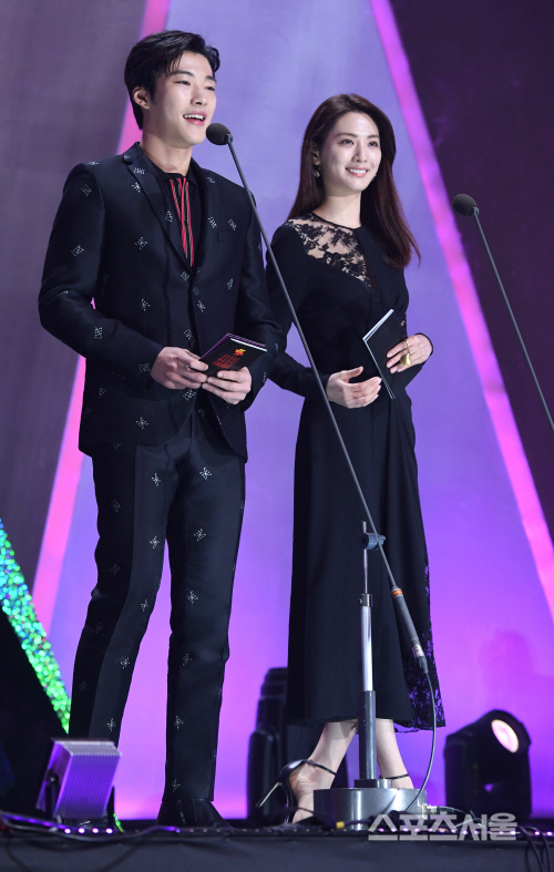 [포토] 우도환-나나, 본상 발표합니다!~