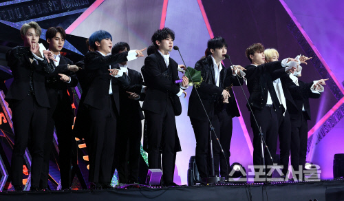 [포토] 세븐틴, 본상 수상~ 인사합니다!