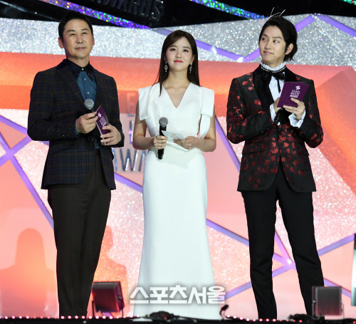 [포토] 신동엽-김소현-김희철 '호흡도 척척' (서울가요대상)