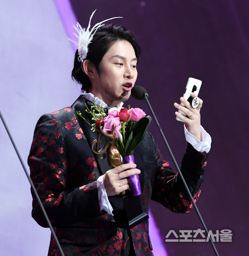 [포토] 김희철, 엑소의 감사 메세지를 읽어드립니다~