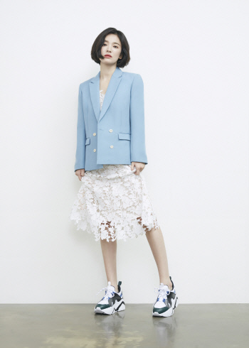 '송혜교 효과 톡톡' 슈콤마보니, '풀문 스니커즈' 2주만에 완판