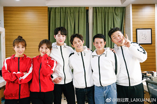 라이관린, 中 국민 예능 '쾌락대본영' 출연…멤버들과 인증샷[★SNS]