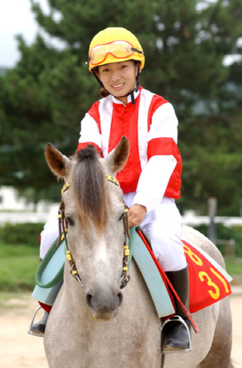 [경마단신]제주경마 최초 여성기수 나유나, 제주기수협회장 취임 外