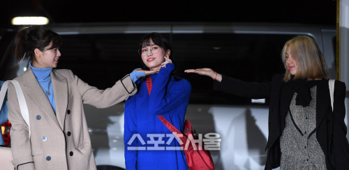 [포토] 트와이스 정연-채영 '모모 얼굴에 하트를 봐주세요'