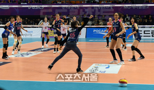 깜짝출전 오효주 아나, 팔을 뻗었지만[포토]