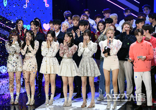 [포토] 여자친구, '더쇼' 1위의 기쁨~!