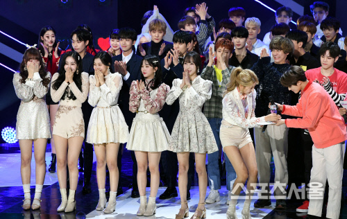 [포토] 여자친구, 감격의 1위 트로피~!