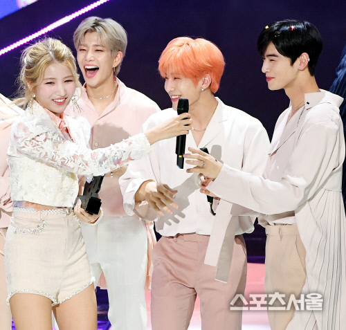 [화보] 여자친구 소원 + 아스트로 차은우, 훈훈했던 순간이란?